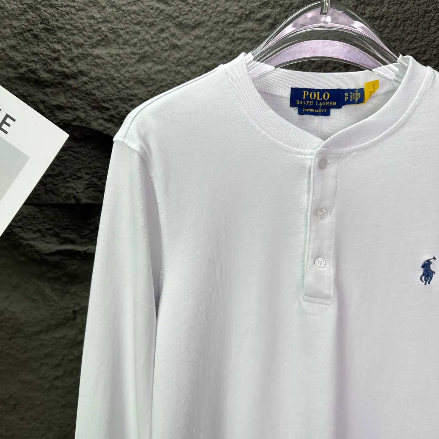 P180 Ralph Lauren 2025 new classic embroidered logo couple's style long-sleeved T-shirt 🔥High version🔥High version🔥 Original fabric Digital direct printing technology Same style as Internet celebrity star High version High quality😘😘 The fabric is made of 280g pure cotton fabric. It feels super comfortable, fashionable and individual. A long-sleeved T-shirt that is super versatile and good-looking. It is very suitable for both men and women. It is a must-have for everyone. Packaging and tags Collar label washed wheat complete 👍 Color: White Size: S-XL